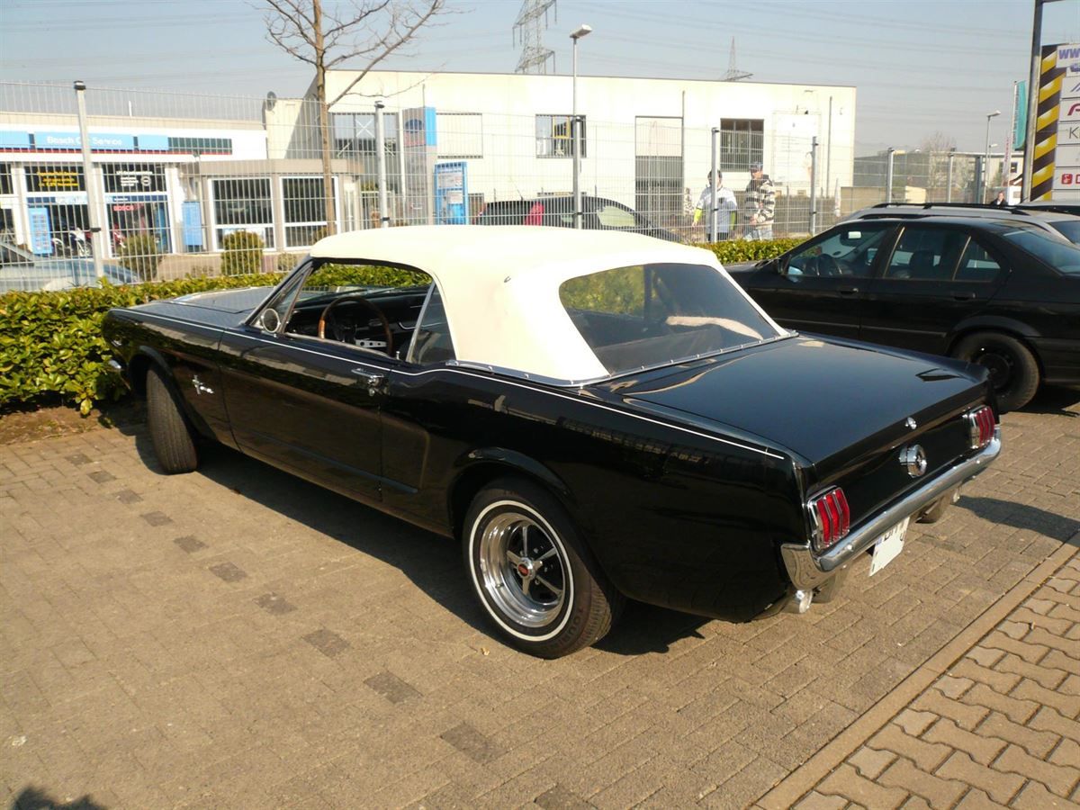 Ford Mustang Innenausstattung neu angefertigt und montiert. Verdeckbezug geliefert und montiert.