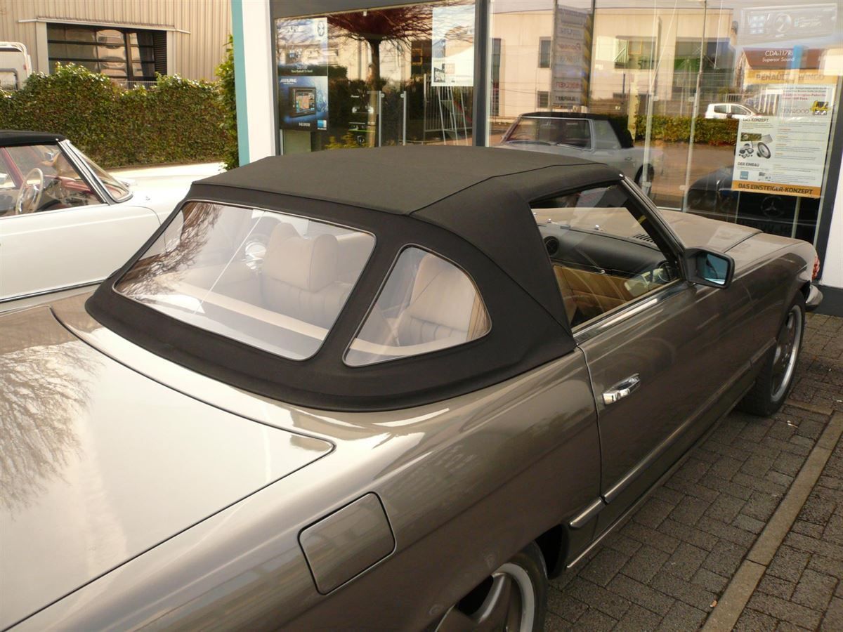 Komplette Innenausstattung & Teppichgarnitur neu angefertigt, Verdeckbezug geliefert und montiert. Navigation & Musikanlage nachgerüstet.