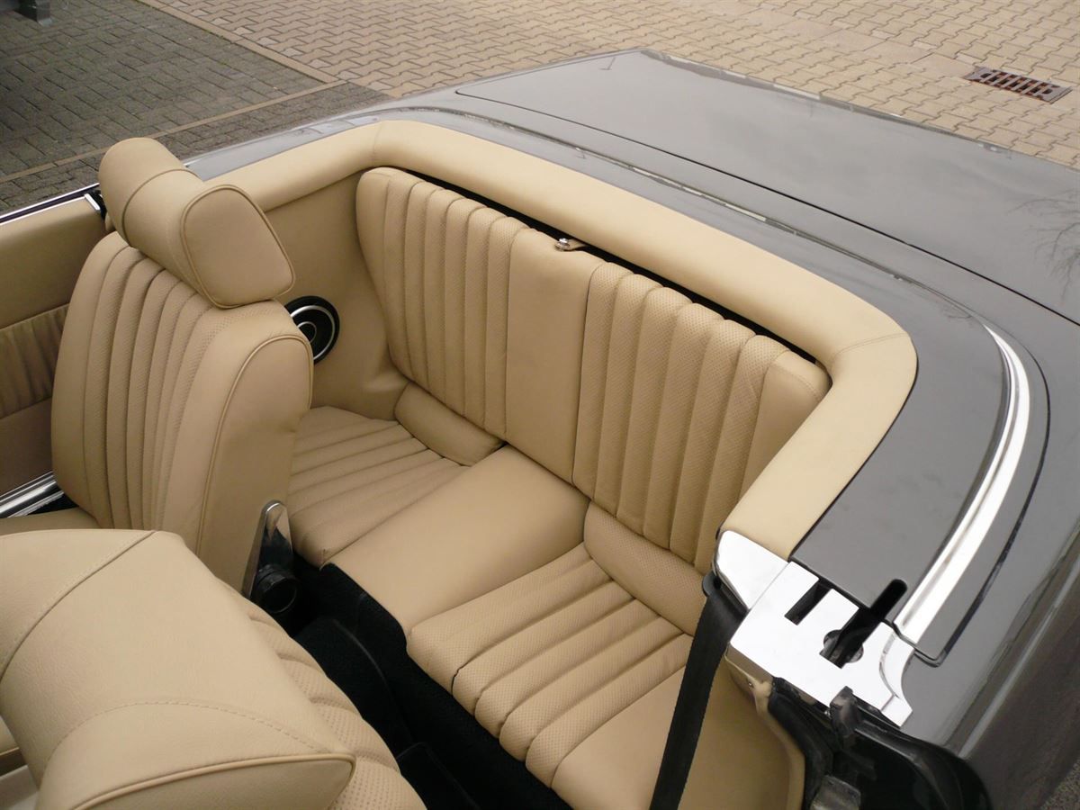 Komplette Innenausstattung & Teppichgarnitur neu angefertigt, Verdeckbezug geliefert und montiert. Navigation & Musikanlage nachgerüstet.