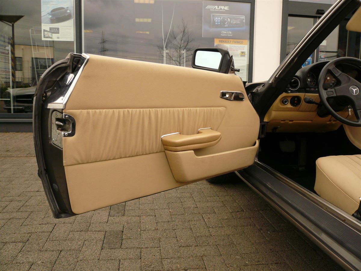 Komplette Innenausstattung & Teppichgarnitur neu angefertigt, Verdeckbezug geliefert und montiert. Navigation & Musikanlage nachgerüstet.