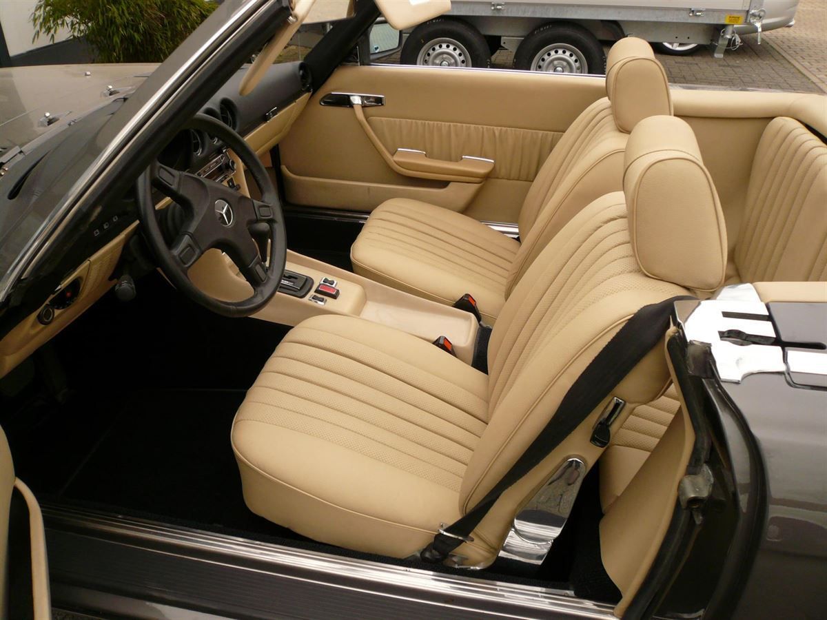 Komplette Innenausstattung & Teppichgarnitur neu angefertigt, Verdeckbezug geliefert und montiert. Navigation & Musikanlage nachgerüstet.