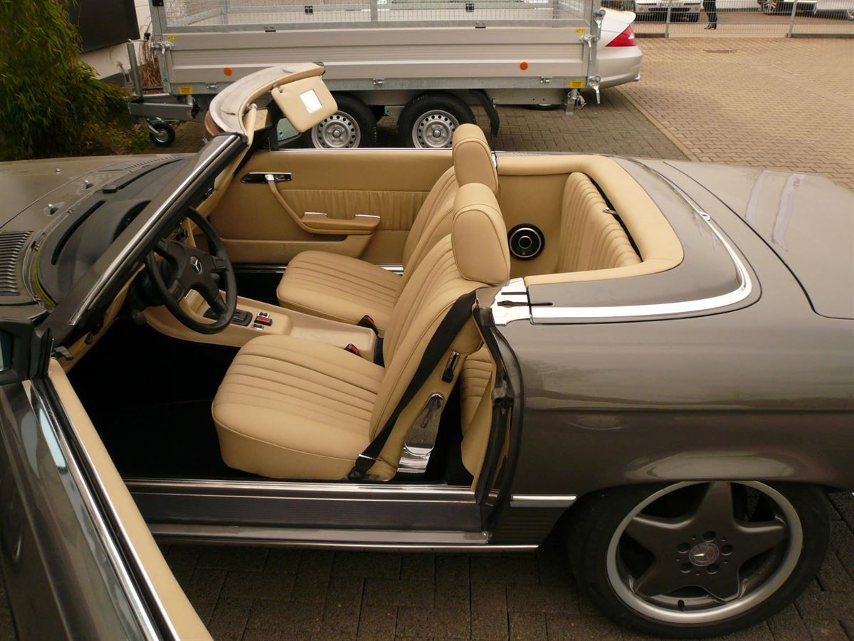 Komplette Innenausstattung & Teppichgarnitur neu angefertigt, Verdeckbezug geliefert und montiert. Navigation & Musikanlage nachgerüstet.