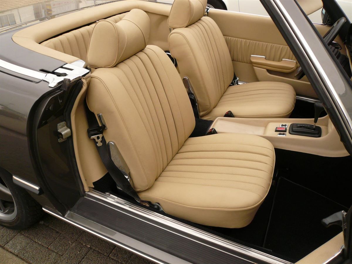 Komplette Innenausstattung & Teppichgarnitur neu angefertigt, Verdeckbezug geliefert und montiert. Navigation & Musikanlage nachgerüstet.