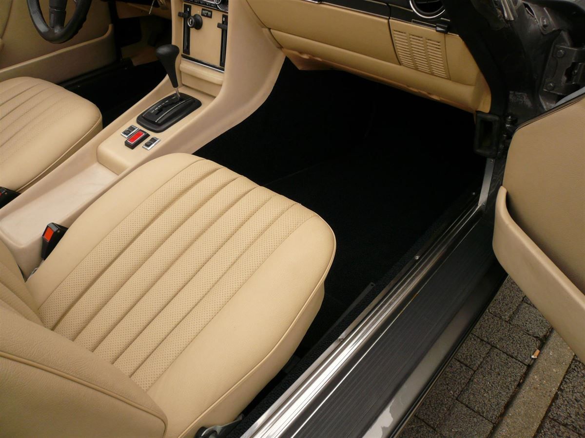 Komplette Innenausstattung & Teppichgarnitur neu angefertigt, Verdeckbezug geliefert und montiert. Navigation & Musikanlage nachgerüstet.