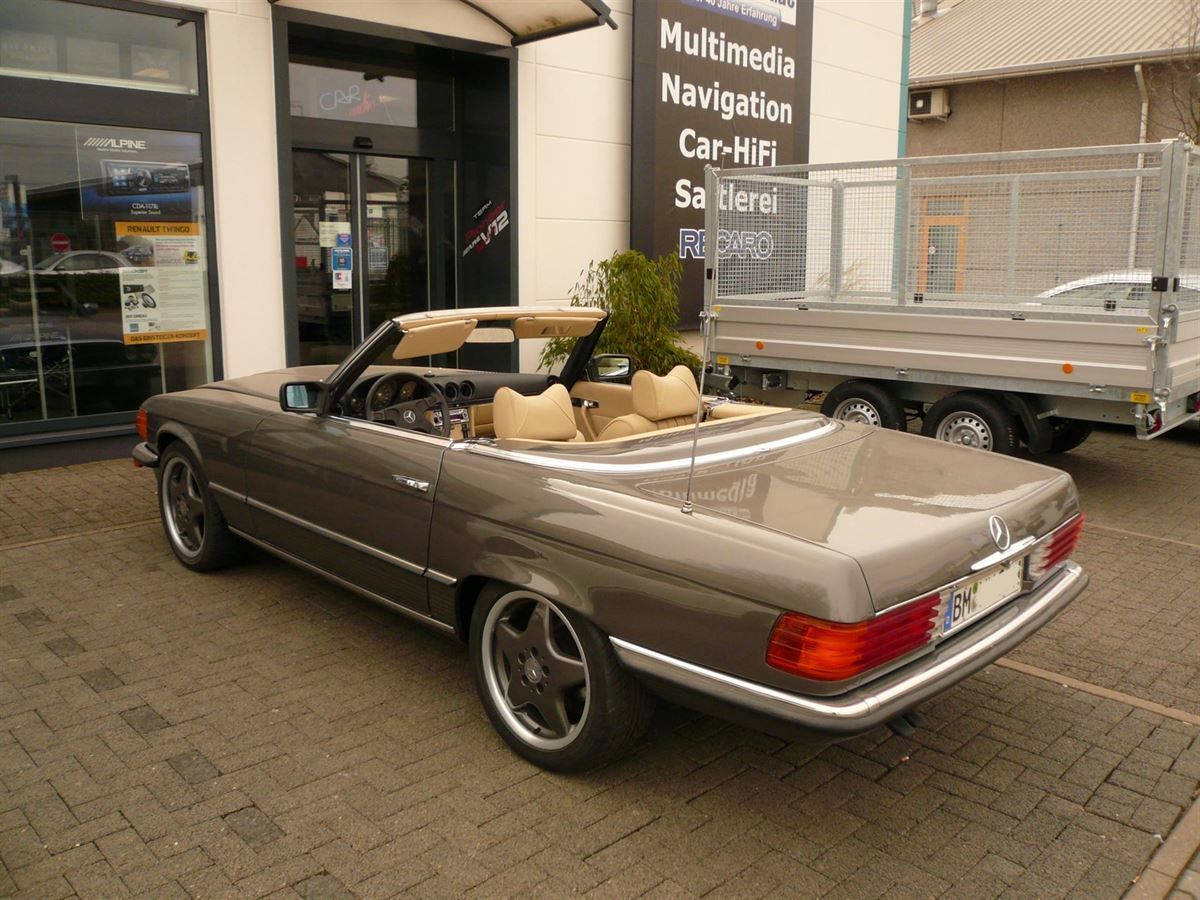 Komplette Innenausstattung & Teppichgarnitur neu angefertigt, Verdeckbezug geliefert und montiert. Navigation & Musikanlage nachgerüstet.