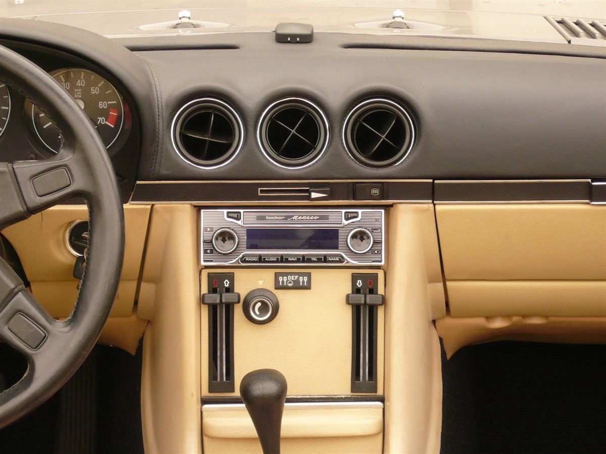 Komplette Innenausstattung & Teppichgarnitur neu angefertigt, Verdeckbezug geliefert und montiert. Navigation & Musikanlage nachgerüstet.