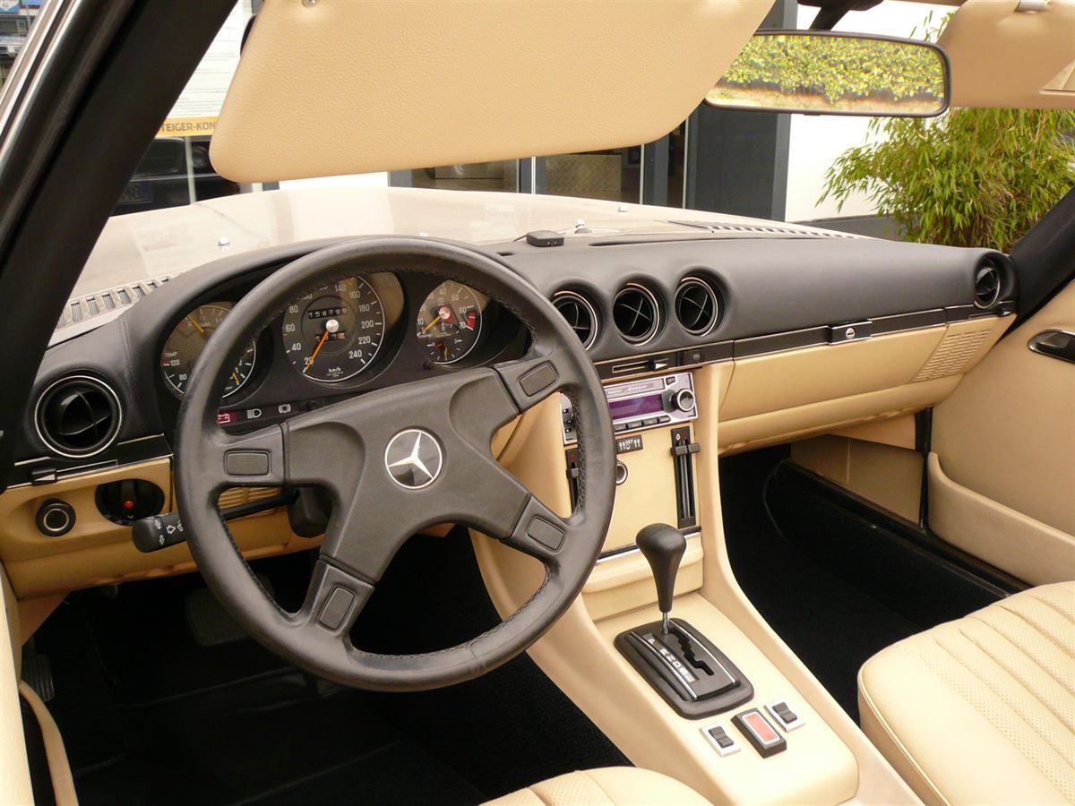 Komplette Innenausstattung & Teppichgarnitur neu angefertigt, Verdeckbezug geliefert und montiert. Navigation & Musikanlage nachgerüstet.