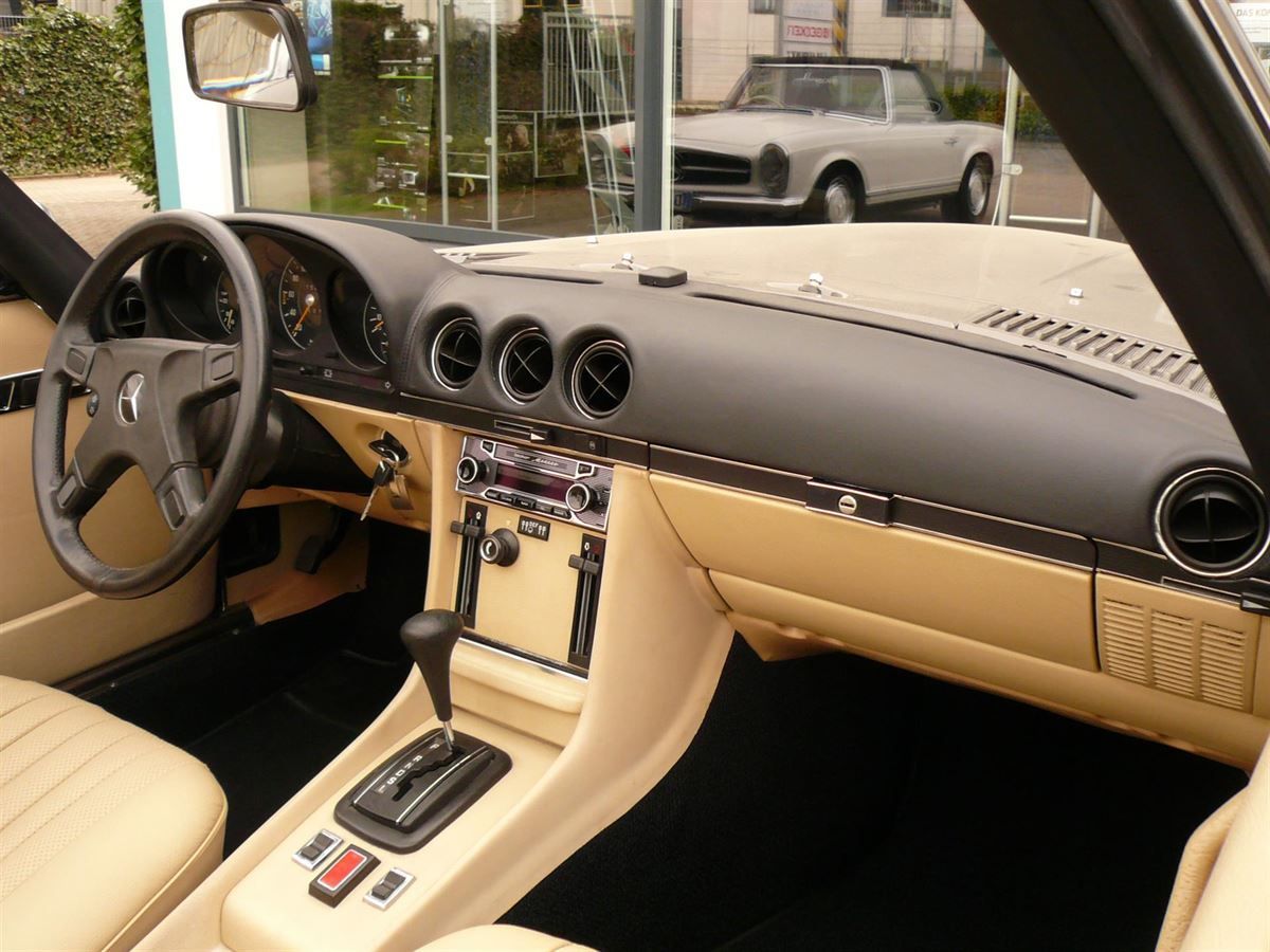 Komplette Innenausstattung & Teppichgarnitur neu angefertigt, Verdeckbezug geliefert und montiert. Navigation & Musikanlage nachgerüstet.