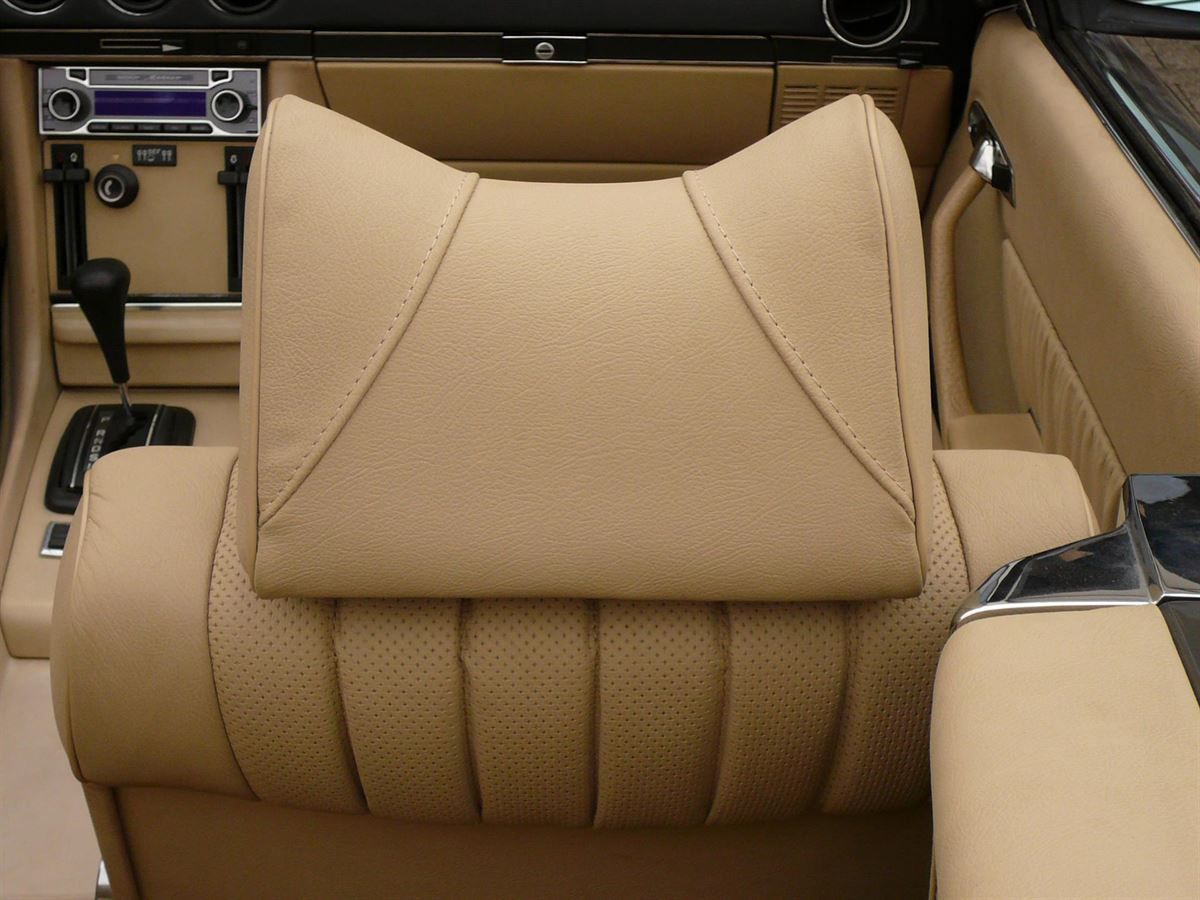 Komplette Innenausstattung & Teppichgarnitur neu angefertigt, Verdeckbezug geliefert und montiert. Navigation & Musikanlage nachgerüstet.