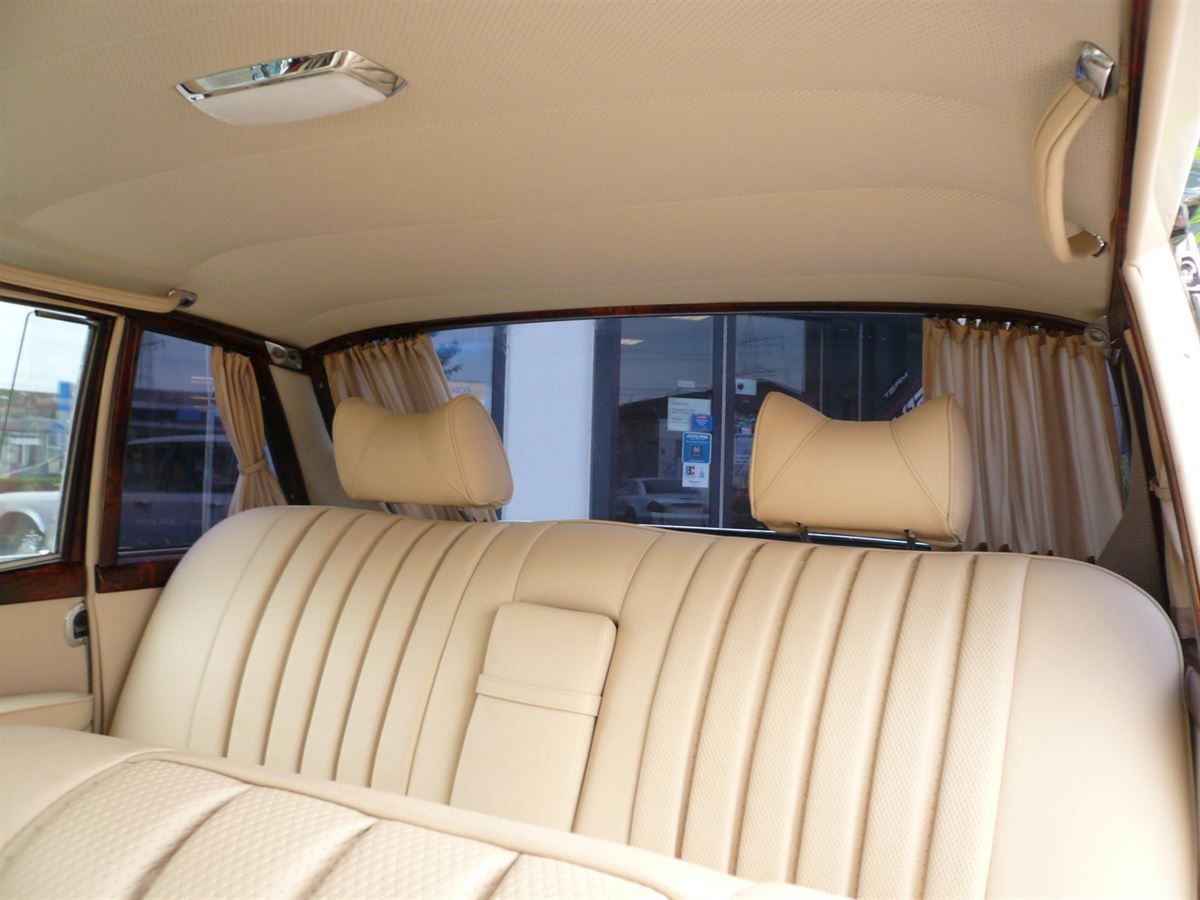 Mercedes Pullmann. Komplette Innenausstattung in Leder, Himmel in gelochtem Kunstleder, Teppichgarnitur neu angefertigt und montiert.