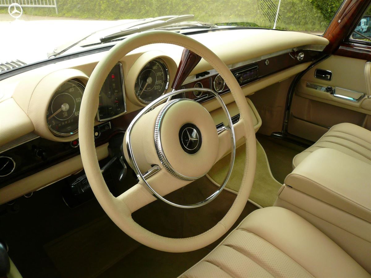 Mercedes Pullmann. Komplette Innenausstattung in Leder, Himmel in gelochtem Kunstleder, Teppichgarnitur neu angefertigt und montiert.