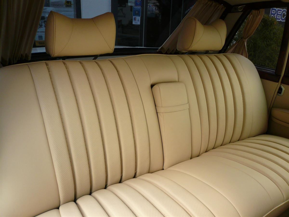 Mercedes Pullmann. Komplette Innenausstattung in Leder, Himmel in gelochtem Kunstleder, Teppichgarnitur neu angefertigt und montiert.