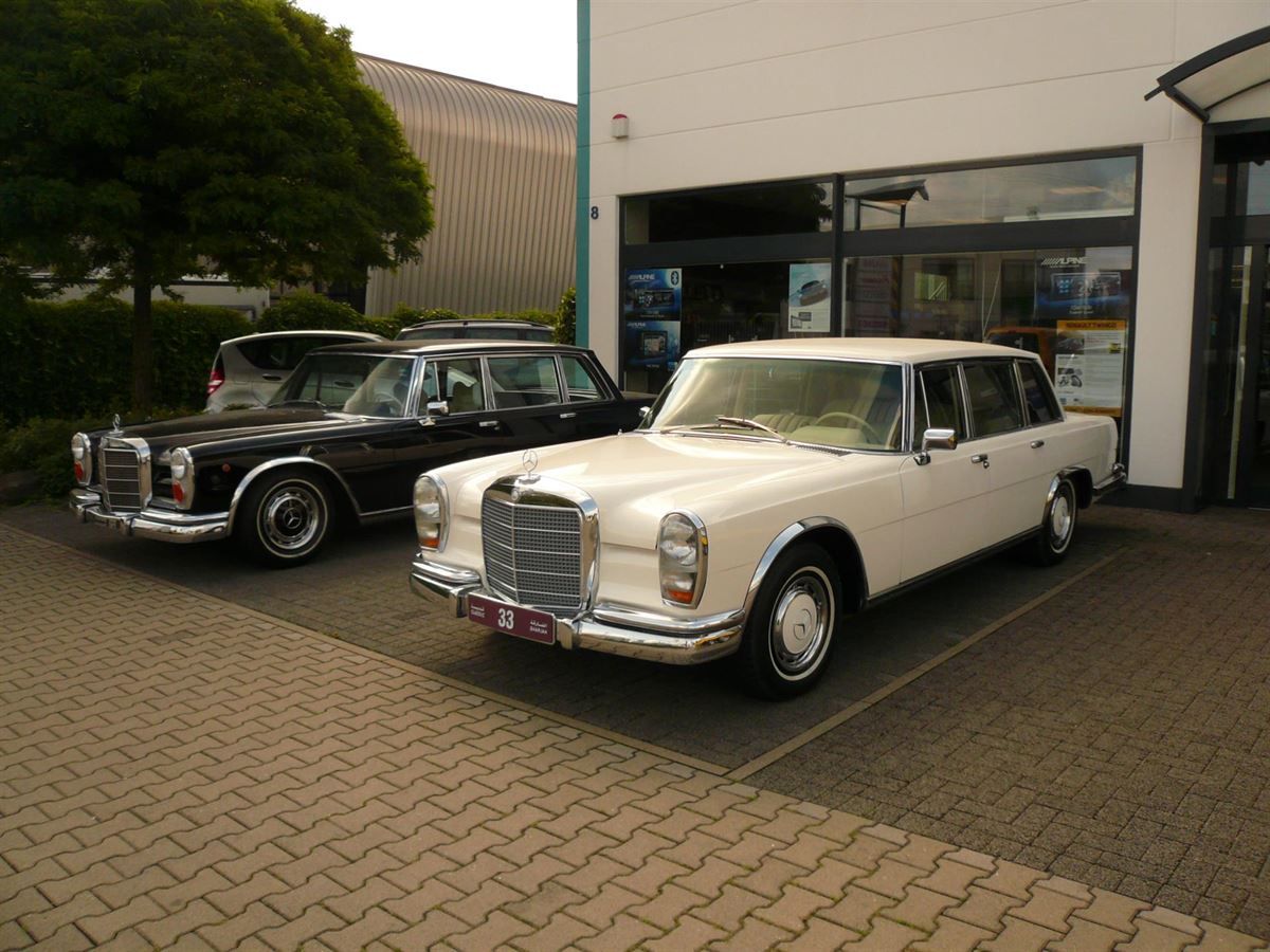 Mercedes Pullmann. Komplette Innenausstattung in Leder, Himmel in gelochtem Kunstleder, Teppichgarnitur neu angefertigt und montiert.