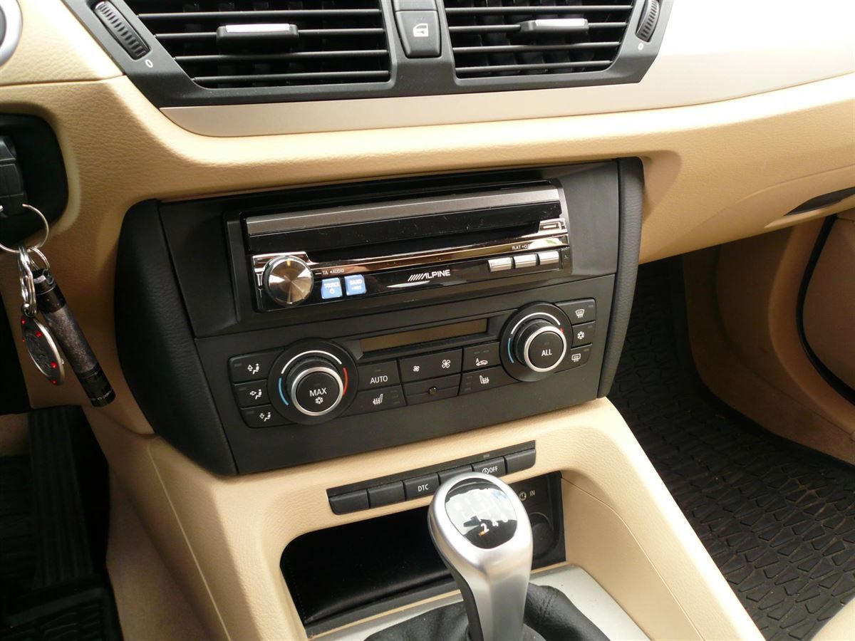 Alpine IVA-D511R und Navigationsrechner NVE-M300P im BMW X1 nachgerüstet.