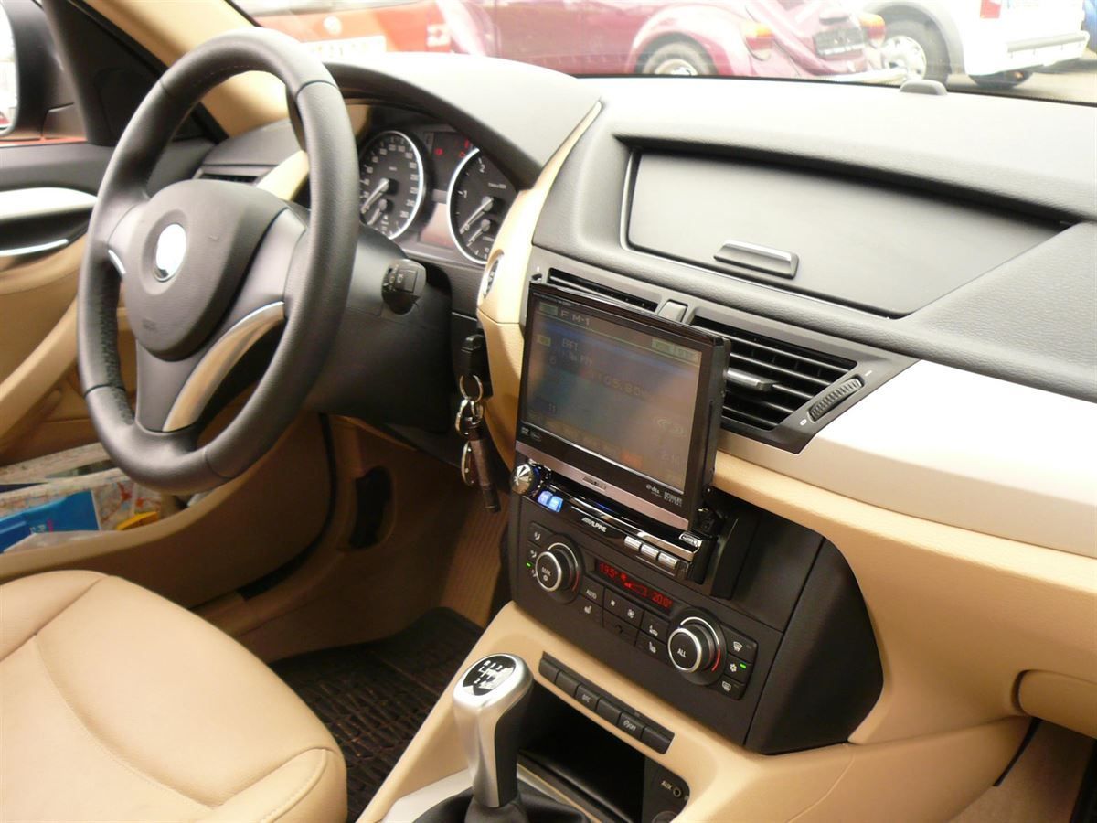 Alpine IVA-D511R und Navigationsrechner NVE-M300P im BMW X1 nachgerüstet.
