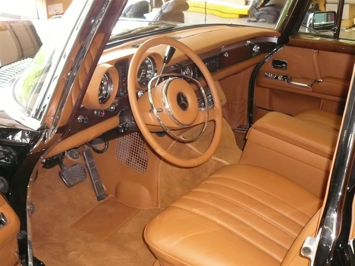 Komplette Innenausstattung, Himmel & Teppichgarnitur neu angefertigt und montiert.