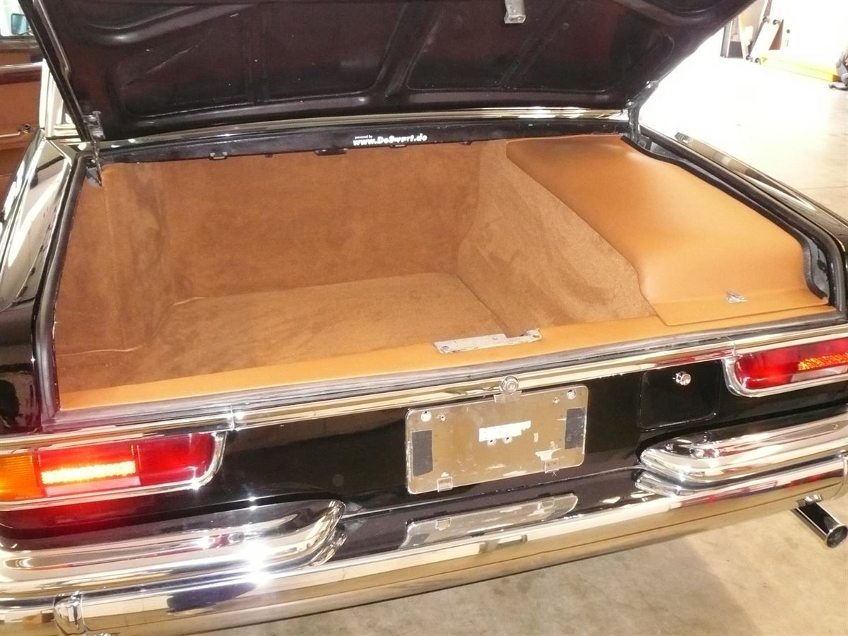 Komplette Innenausstattung, Himmel & Teppichgarnitur neu angefertigt und montiert.