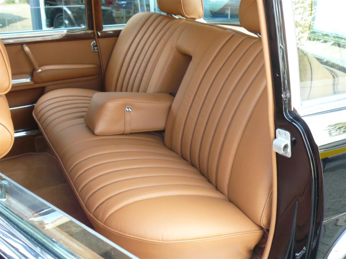 Komplette Innenausstattung, Himmel & Teppichgarnitur neu angefertigt und montiert.