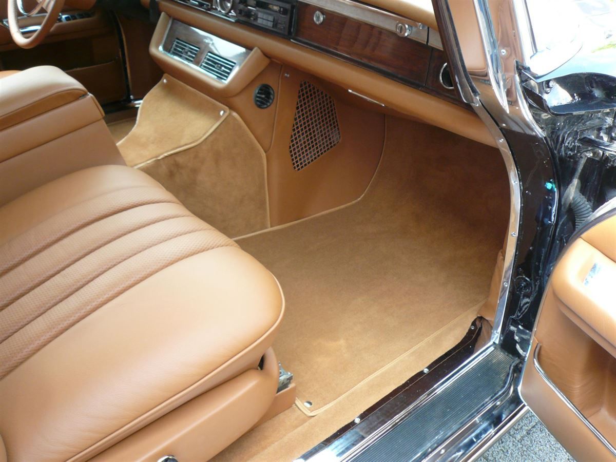 Komplette Innenausstattung, Himmel & Teppichgarnitur neu angefertigt und montiert.