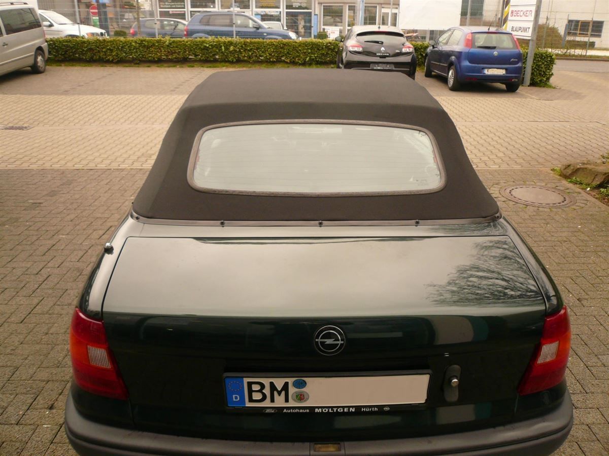 Opel Astra, Verdeckbezug in Sonnenland Stoff schwarz geliefert und montiert.