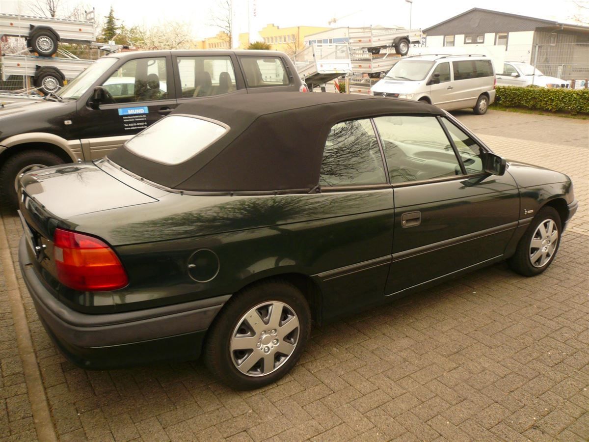 Opel Astra, Verdeckbezug in Sonnenland Stoff schwarz geliefert und montiert.