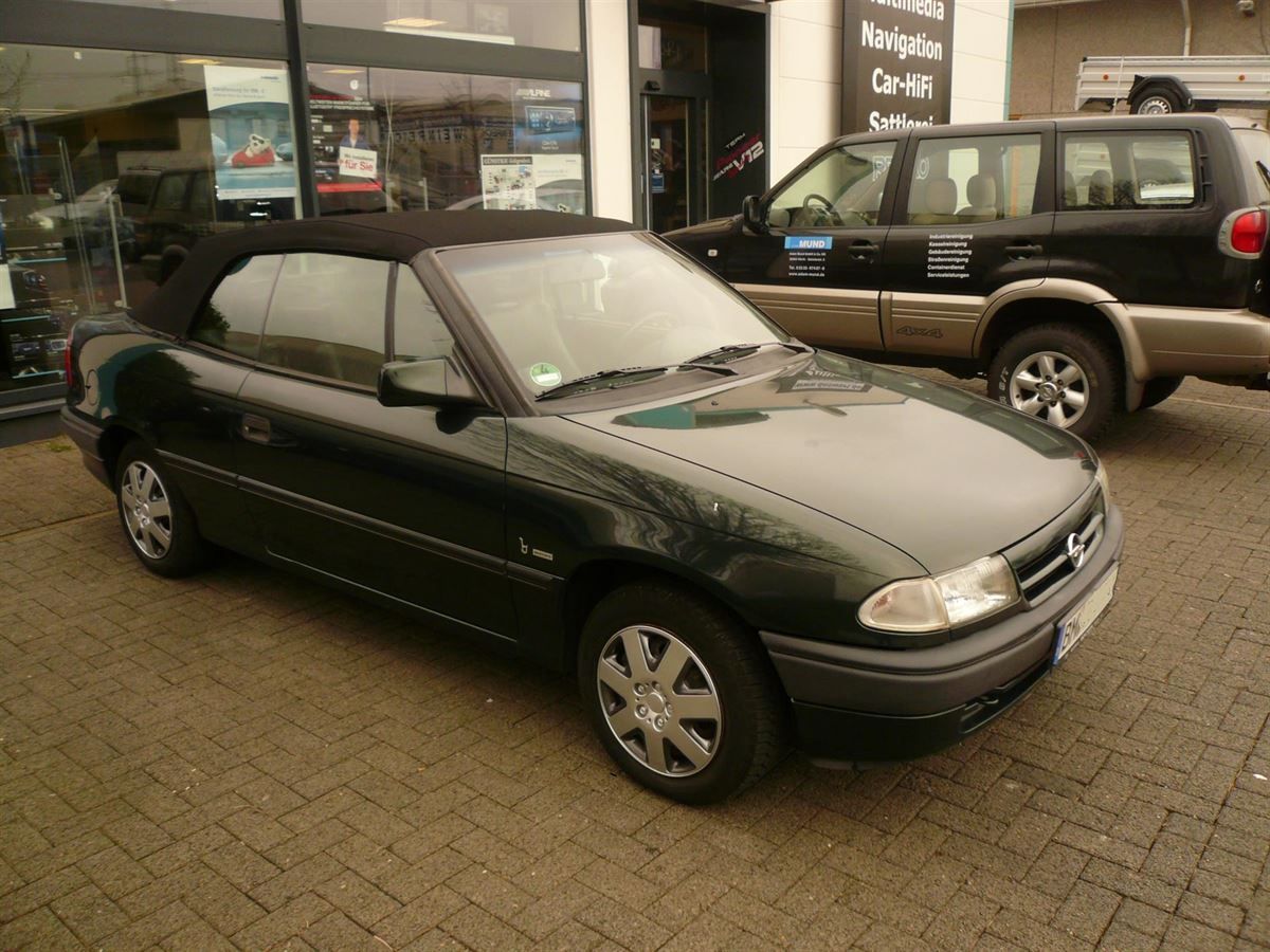 Opel Astra, Verdeckbezug in Sonnenland Stoff schwarz geliefert und montiert.