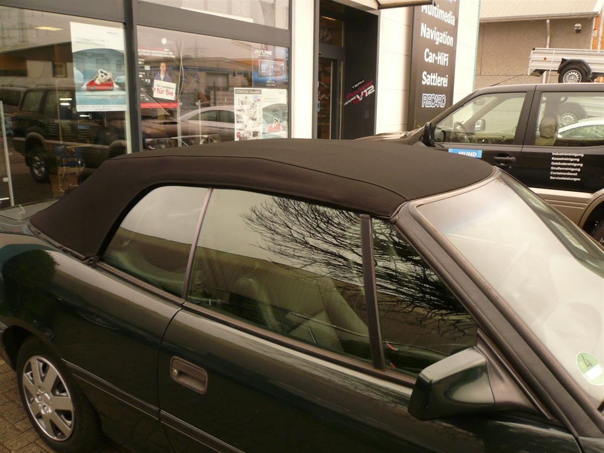 Opel Astra, Verdeckbezug in Sonnenland Stoff schwarz geliefert und montiert.