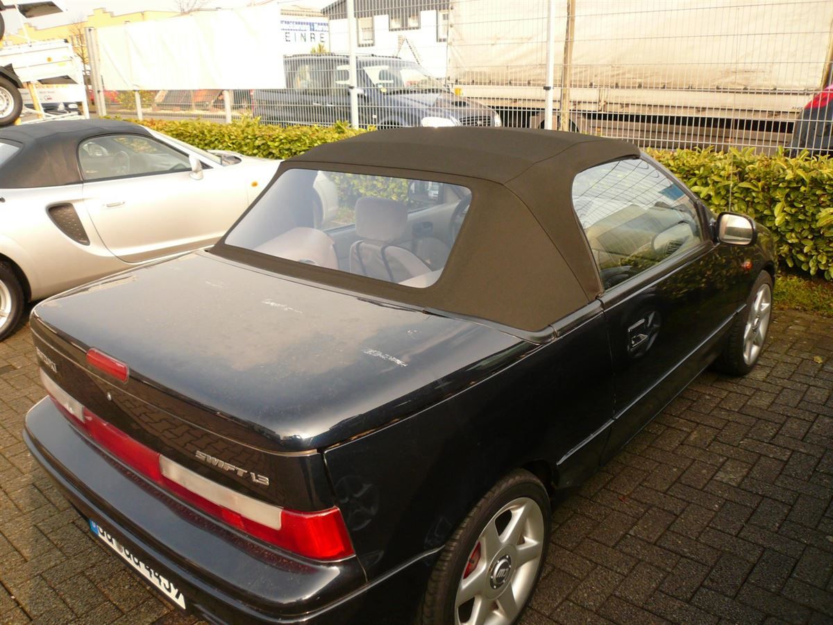 Suzuki Swift, Verdeckbezug in Sonnenland Stoff schwarz geliefert und montiert.