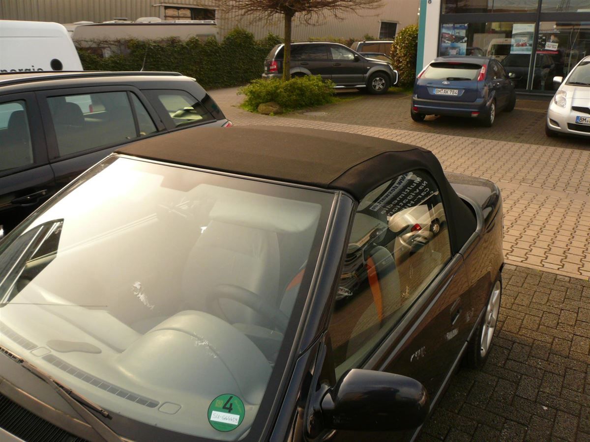 Suzuki Swift, Verdeckbezug in Sonnenland Stoff schwarz geliefert und montiert.