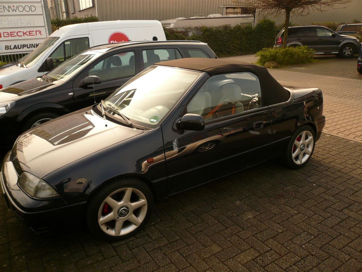 Suzuki Swift, Verdeckbezug in Sonnenland Stoff schwarz geliefert und montiert.