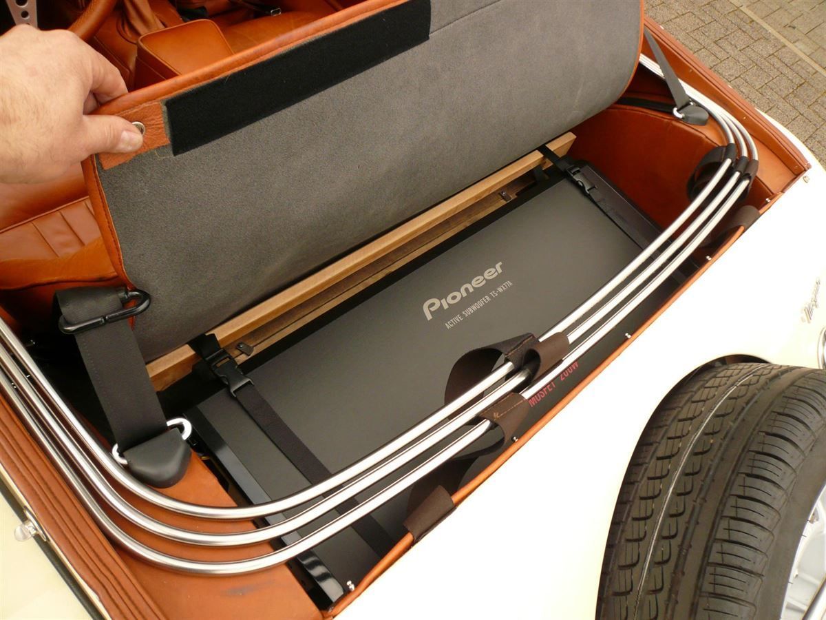 Fahrzeug Abdeckung in Sonnenland Stoff neu angefertigt & montiert. Musikanlage mit Subwoofer nachgerüstet.