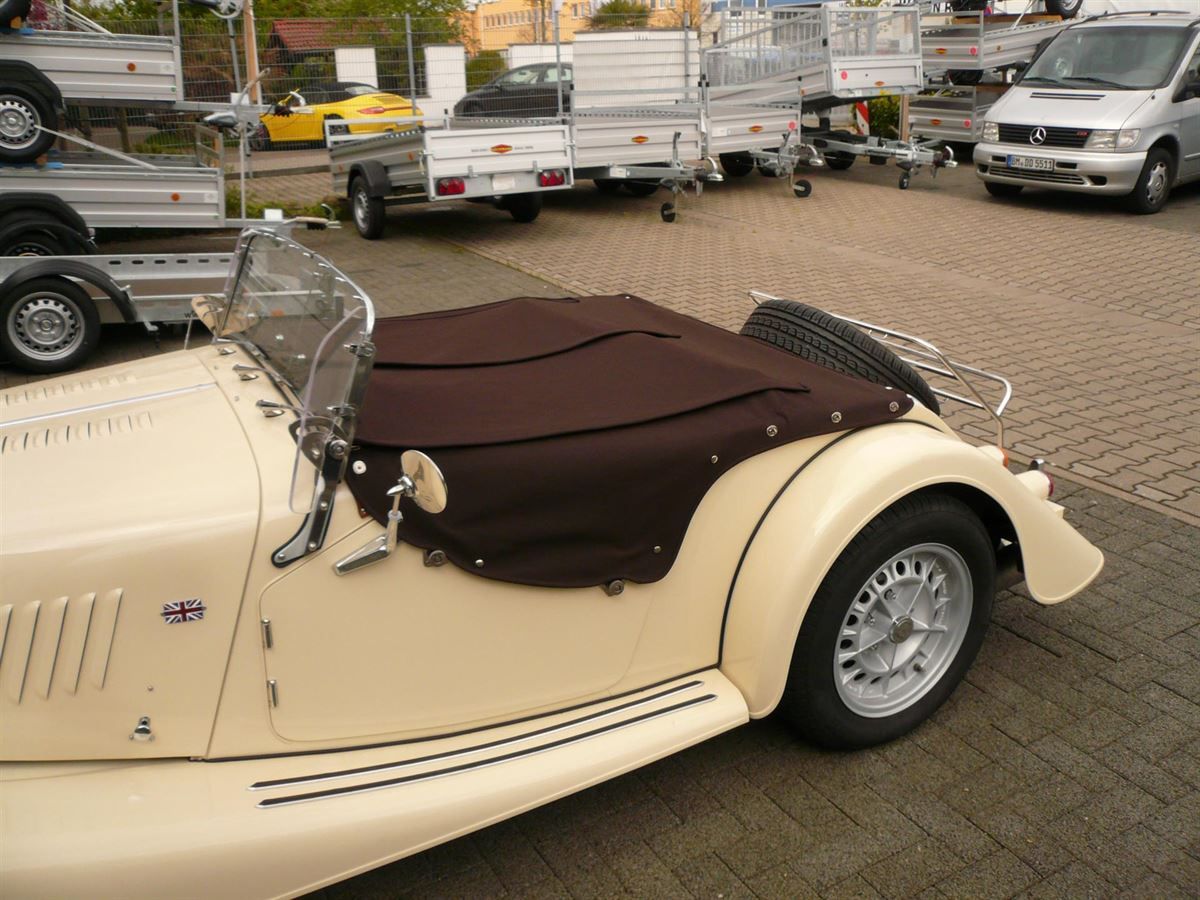 Fahrzeug Abdeckung in Sonnenland Stoff neu angefertigt & montiert. Musikanlage mit Subwoofer nachgerüstet.