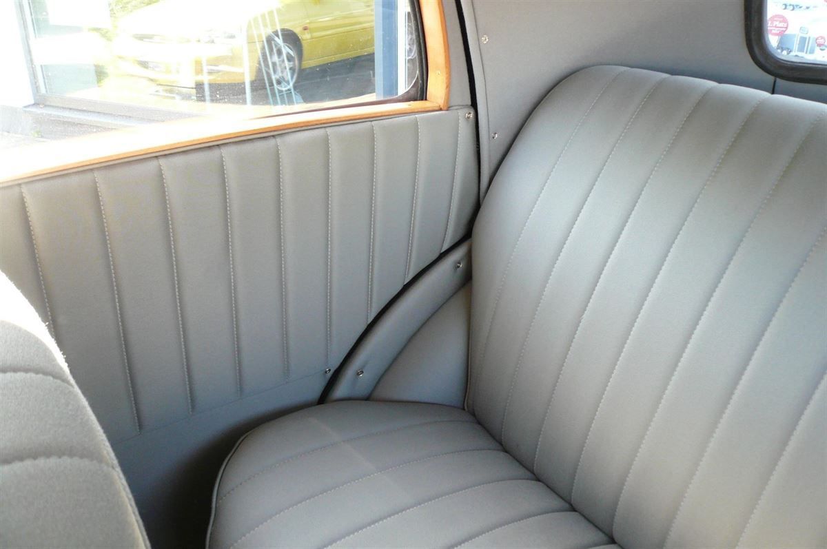 Komplette Innenausstattung, Himmel & Teppichgarnitur neu angefertigt und montiert.