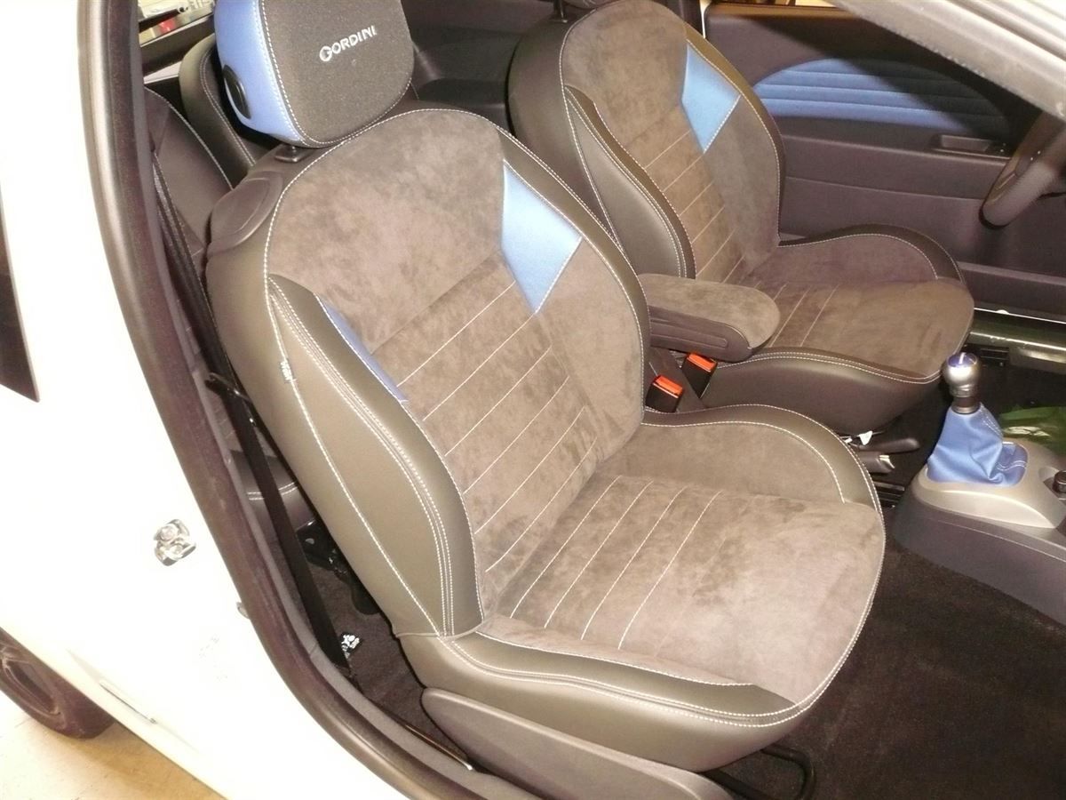 Renault Twingo Gordini Ausführung, Sitzinnenteile in Alcantara grau neu bezogen.