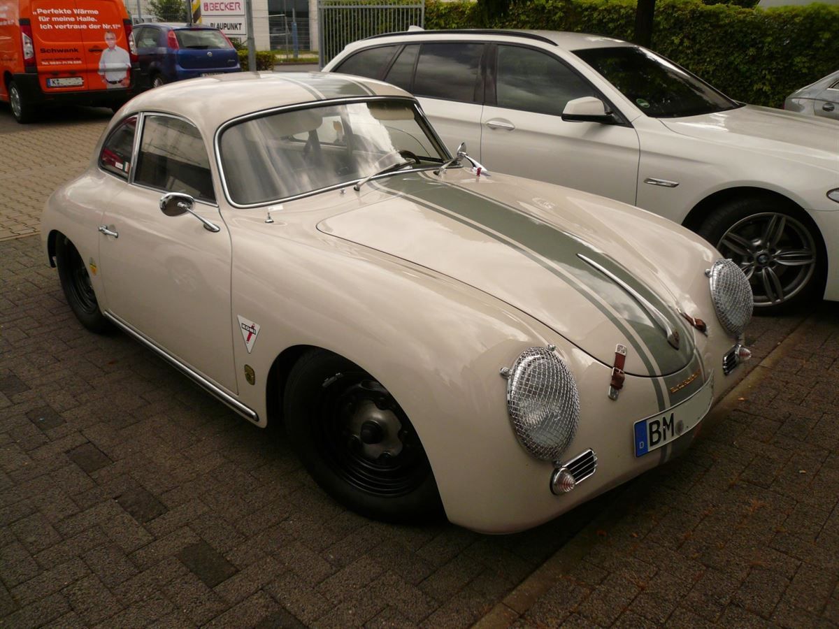 Komplette Innenausstattung, Himmel & Teppichgarnitur neu angefertigt und montiert.