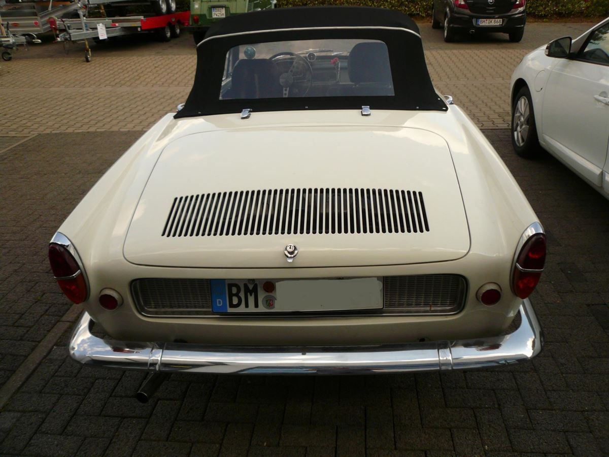Renault Floride, Verdeckbezug in Sonnenland Stoff schwarz geliefert und montiert.