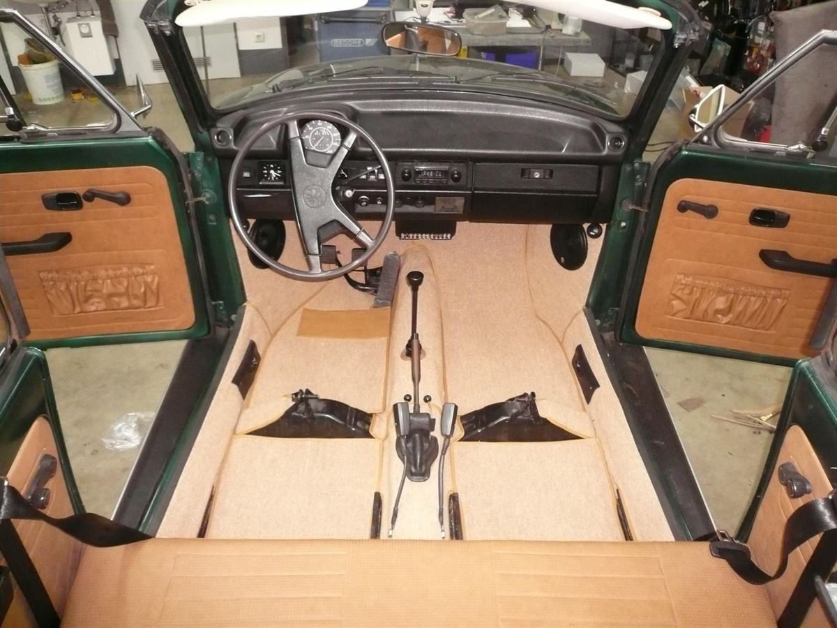 Innenausstattung, Himmel und Teppichgarnitur neu angefertigt und montiert. Musikanlage nachgerüstet.