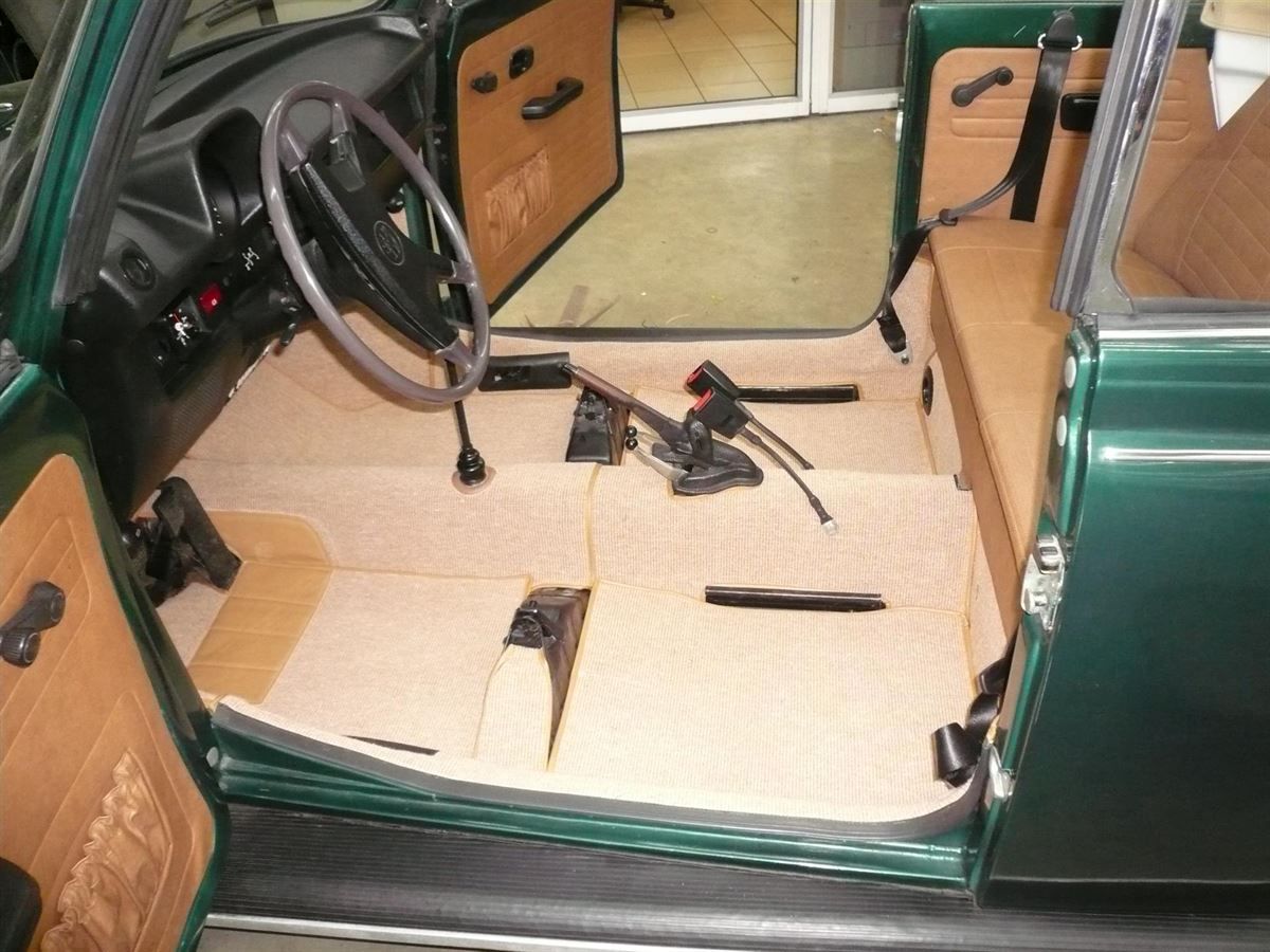 Innenausstattung, Himmel und Teppichgarnitur neu angefertigt und montiert. Musikanlage nachgerüstet.