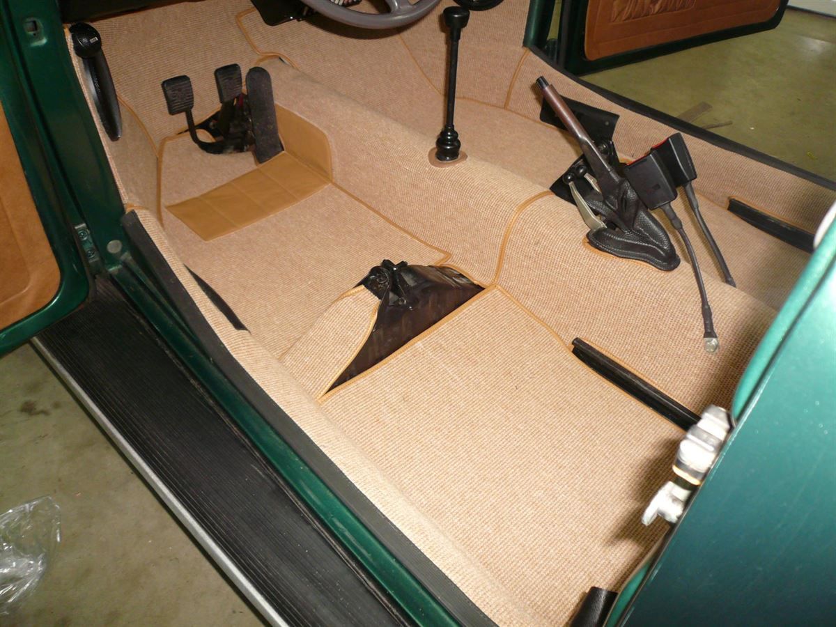 Innenausstattung, Himmel und Teppichgarnitur neu angefertigt und montiert. Musikanlage nachgerüstet.