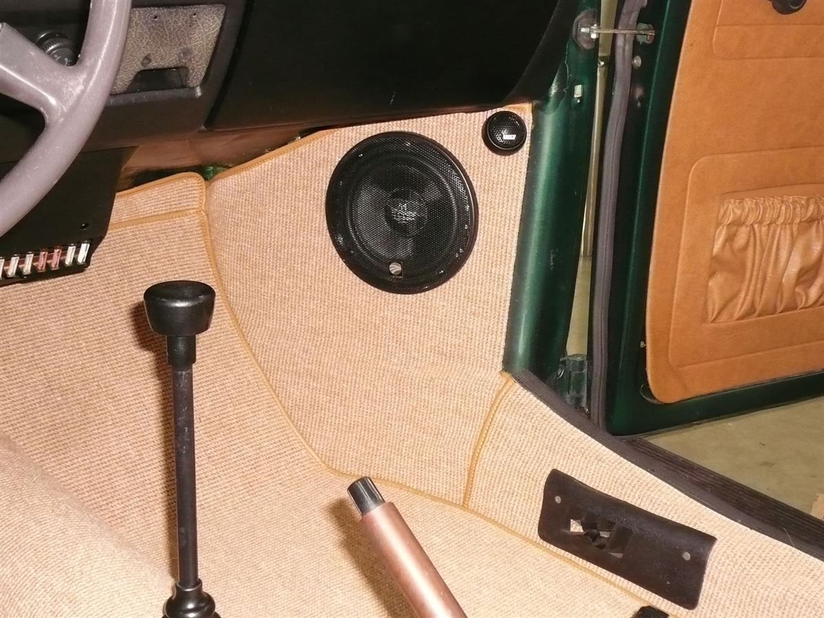 Innenausstattung, Himmel und Teppichgarnitur neu angefertigt und montiert. Musikanlage nachgerüstet.