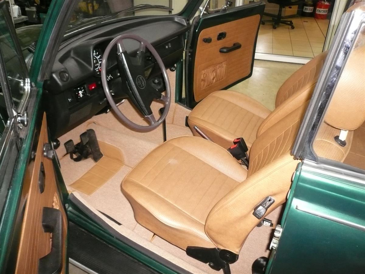 Innenausstattung, Himmel und Teppichgarnitur neu angefertigt und montiert. Musikanlage nachgerüstet.