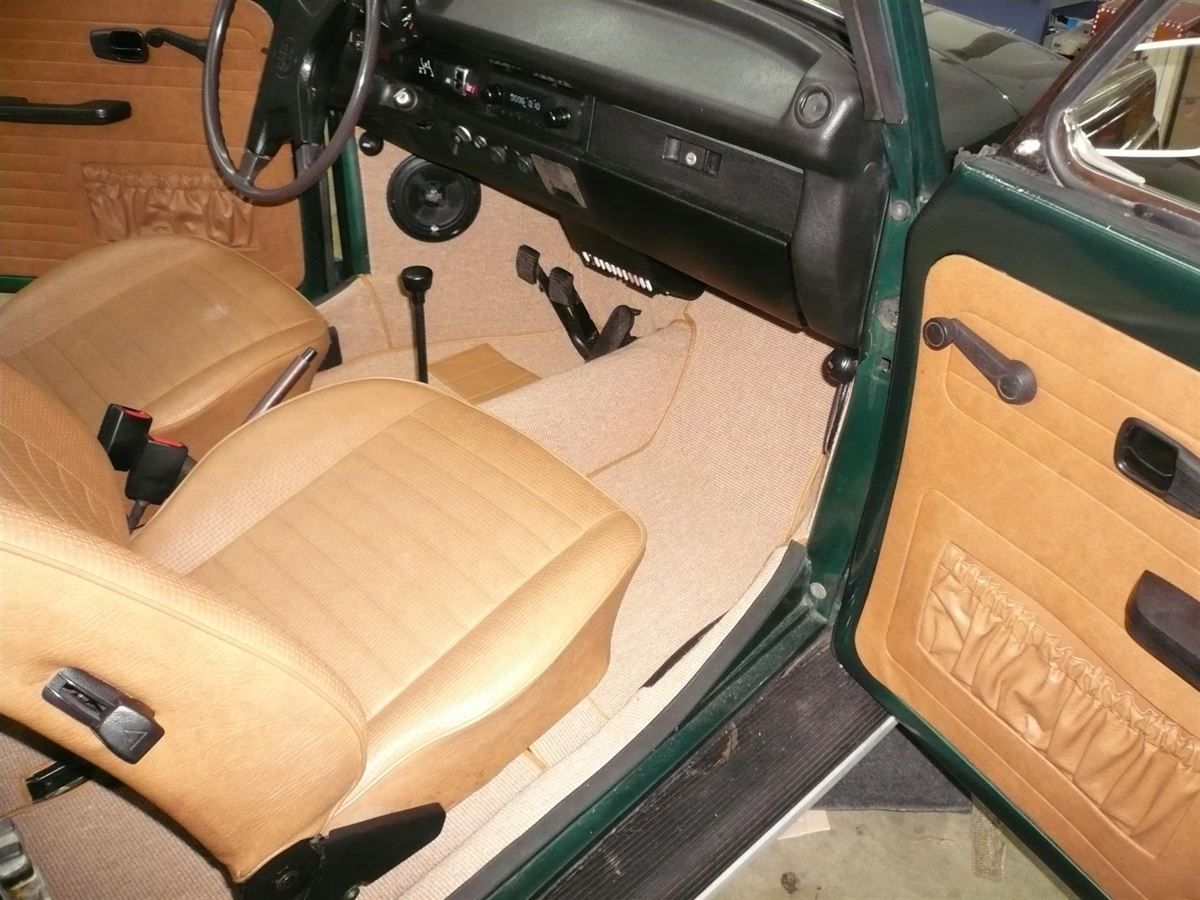 Innenausstattung, Himmel und Teppichgarnitur neu angefertigt und montiert. Musikanlage nachgerüstet.