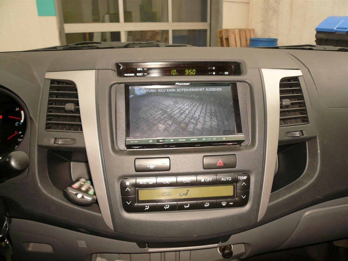 Pioneer AVIC-F80DAB und Rückfahrkamera im Toyota Hilux nachgerüstet.