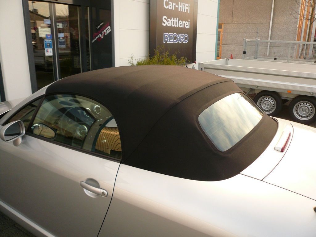 Audi TT , Verdeckbezug Sonnenland Stoff schwarz geliefert und montiert.