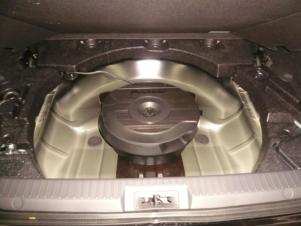 Alpine INE-W925R Navigation inkl. Reserverad-Subwoofer von Pioneer im Subaru BRZ nachgerüstet.