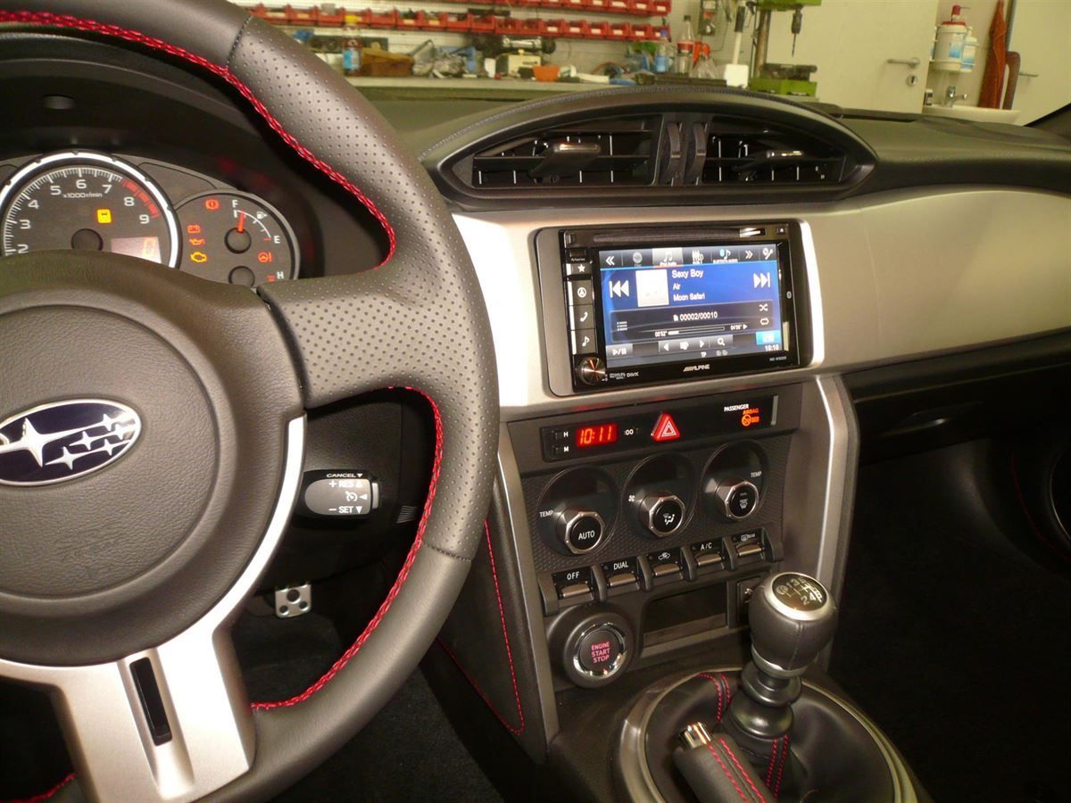 Alpine INE-W925R Navigation inkl. Reserverad-Subwoofer von Pioneer im Subaru BRZ nachgerüstet.