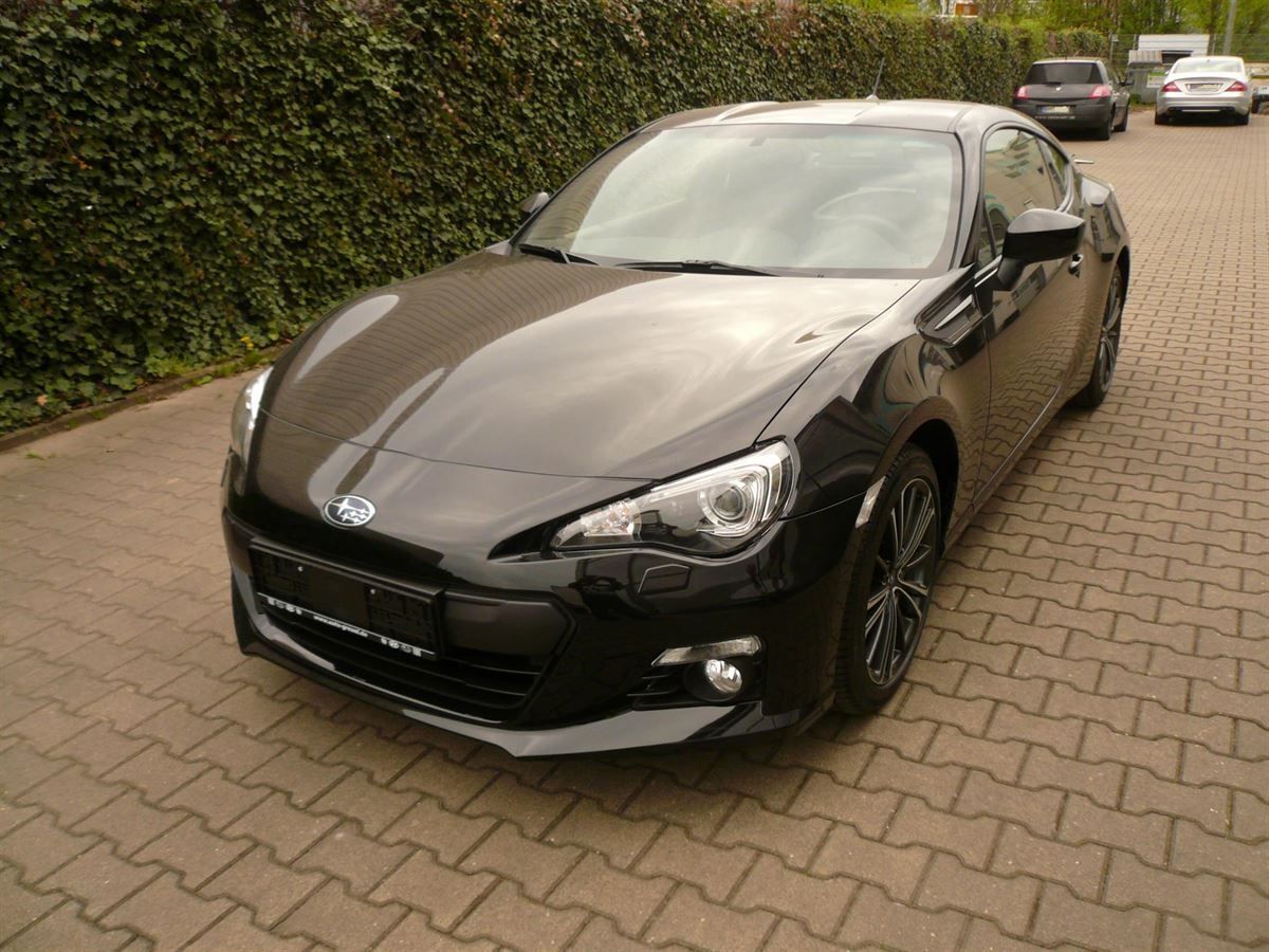 Alpine INE-W925R Navigation inkl. Reserverad-Subwoofer von Pioneer im Subaru BRZ nachgerüstet.