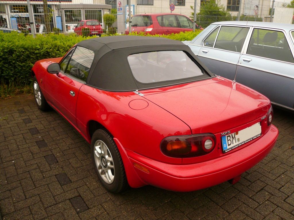 Mazda MX5, Verdeckbezug in Sonnenland Stoff schwarz mit Glas Heckscheibe geliefert und montiert.