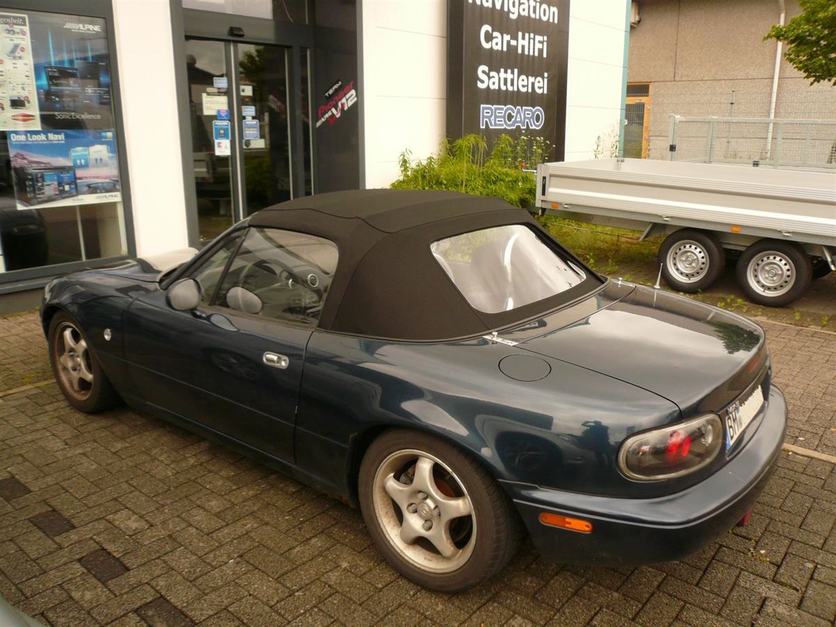 Mazda MX5, Verdeckbezug in Sonnenland Stoff schwarz mit Glas Heckscheibe geliefert und montiert.