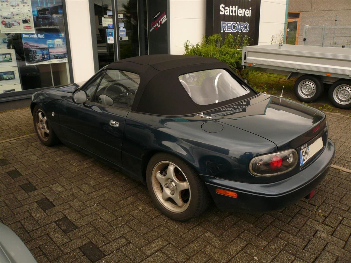 Mazda MX5, Verdeckbezug in Sonnenland Stoff schwarz mit Glas Heckscheibe geliefert und montiert.